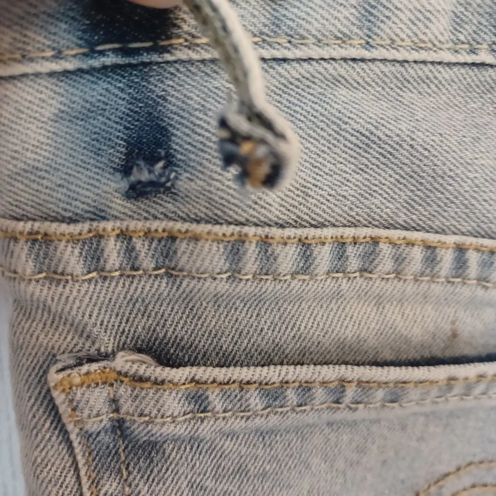 Levi’s Distressed Girlfriend Jeans Size 8 NWT